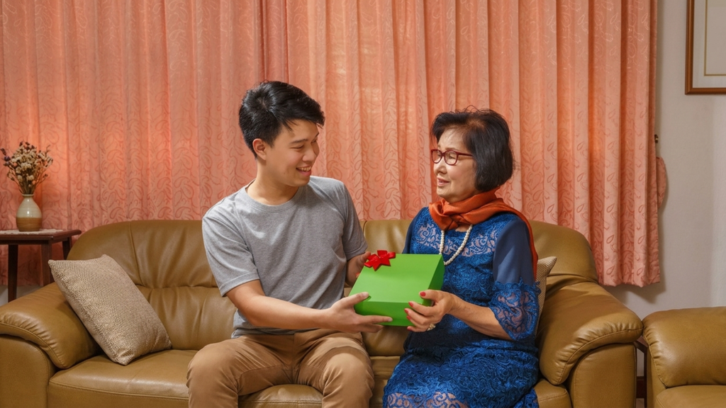 Mua quà cho mẹ vợ nên chọn gì để ghi điểm tinh tế