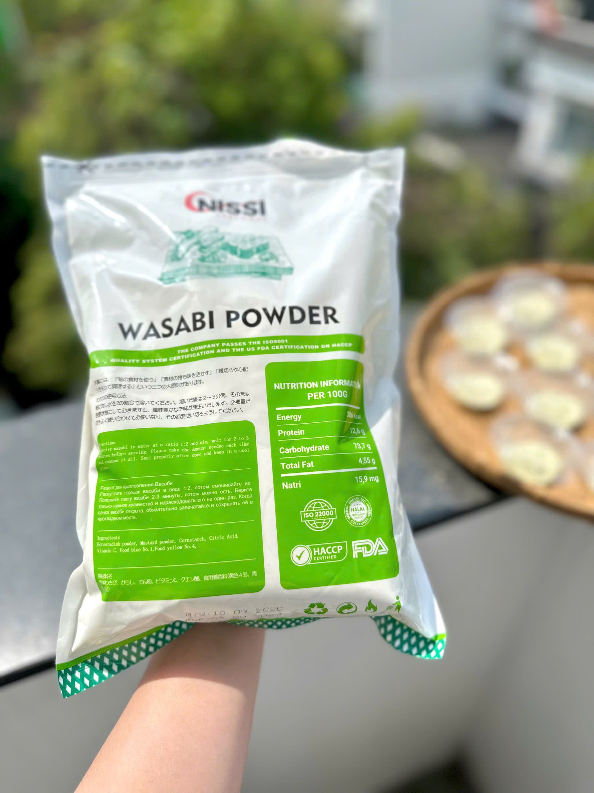 Bột Wasabi Khô rắc trên món sashimi tươi ngon, tạo điểm nhấn vị giác