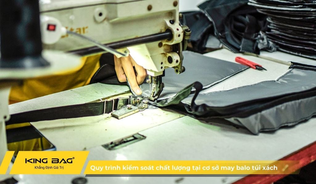 Quy trình kiểm soát chất lượng (QC) nghiêm ngặt tại cơ sở may balo túi xách
