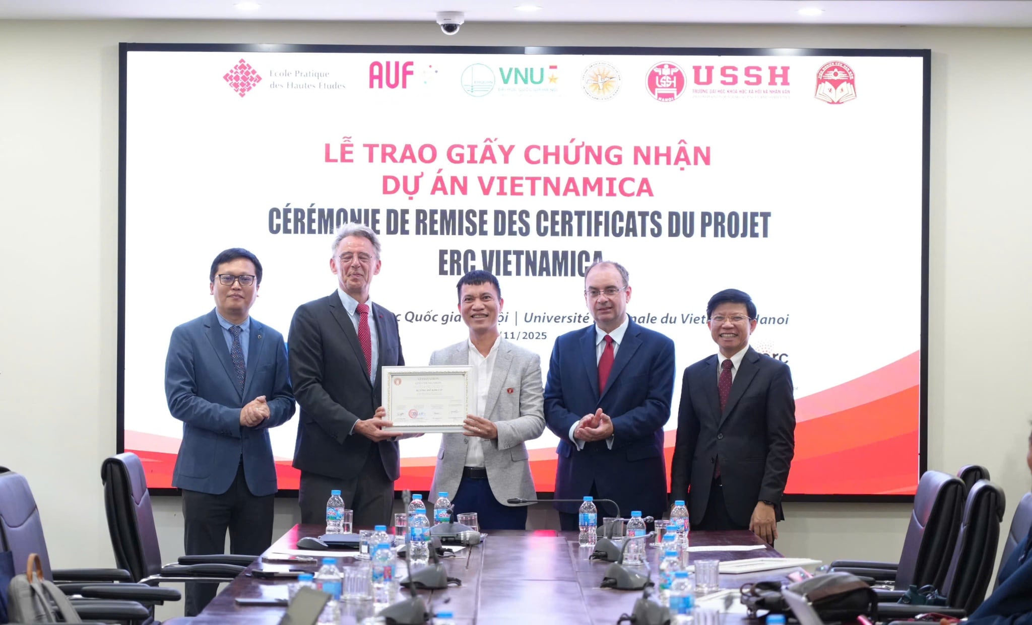 Tri Thức Trẻ Books nhận giấy chứng nhận dự án Vietnamica