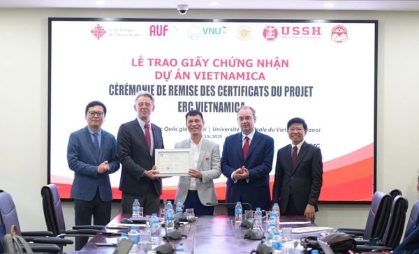 Tri Thức Trẻ Books nhận giấy chứng nhận dự án Vietnamica