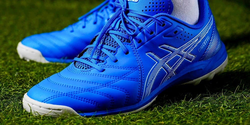 CÓ NÊN MUA GIÀY ĐÁ BÓNG ASICS? CHÂN ÁI CỦA ANH EM FORM CHÂN BÈ?