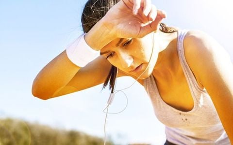 Người Đổ Mồ Hôi Nhiều Là Bệnh Gì? Dấu Hiệu Cảnh Báo