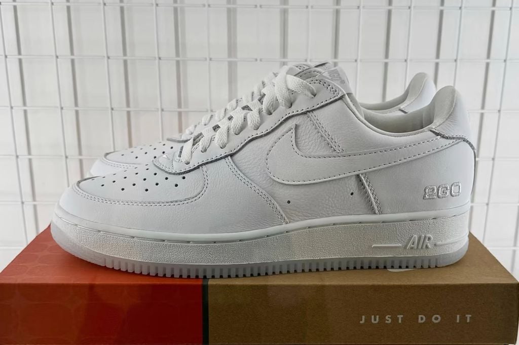 NIGO mang cú twist riêng lên đôi Nike Air Force 1 huyền thoại, với phối màu all-white tối giản nhưng vẫn đầy chất retro streetwear.