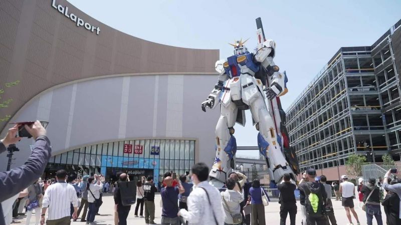 BAPE® và Bandai Namco ra mắt những bức tượng Gundam thực sự khổng lồ