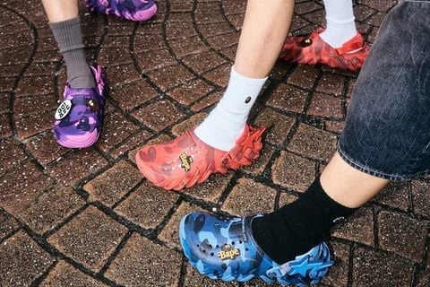 BAPE và Crocs tiếp tục khuấy đảo streetwear bằng phiên bản Echo RO Clog mang vibe rugged cực chiến đậm chất hype