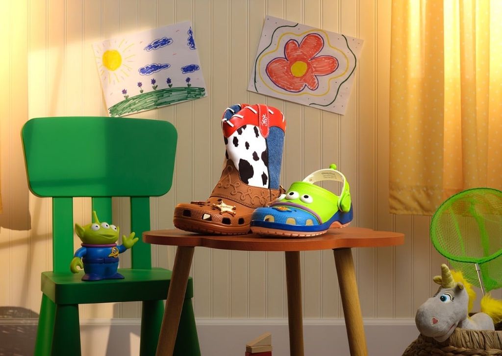 “Có rắn trong đôi Crocs của tôi!” — Disney x Pixar x Crocs ra mắt collab Toy Story 5 cực vui nhộn với thiết kế đầy cá tính
