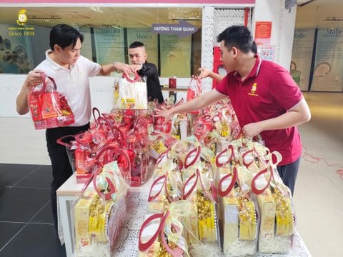 Trao Quà Tết Ngọc Hiền 2026 – Gửi Trao Tri Ân, Gắn Kết Hành Trình Đồng Hành