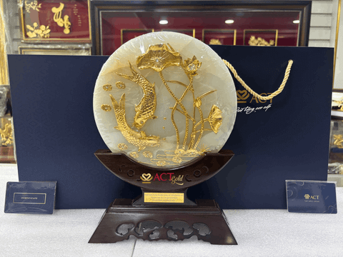 Đĩa Ngọc Cá Chép Hoa Sen Dát Vàng 24K – Biểu Tượng Phú Quý, Bình An Và Thành Công