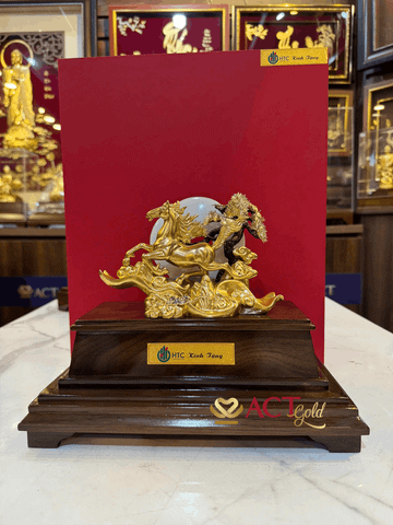 Tượng Ngựa Cây Tùng Dát Vàng 24K – Biểu Tượng Thành Công, Bền Bỉ Và Thăng Tiến
