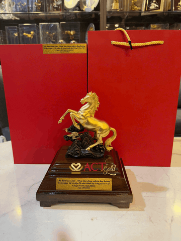 Tìm Hiểu Về Tượng Ngựa Chiến Thắng Dát Vàng 24K