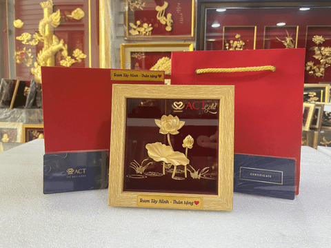 Tranh Hoa Sen Dát Vàng – Quà Tết Bính Ngọ 2026 Sang Trọng, Ý Nghĩa Phong Thủy