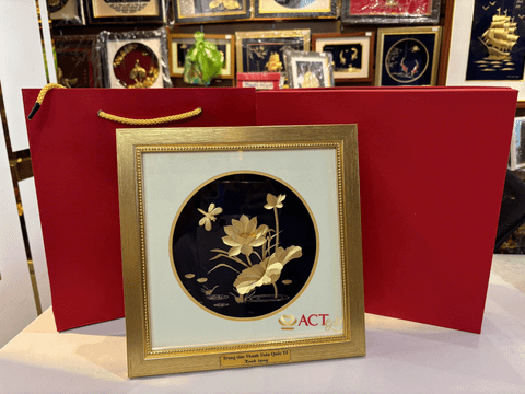 Tranh Hoa Sen Dát Vàng 24K – Biểu Tượng Của Sự Thanh Cao Và Thuần Khiết