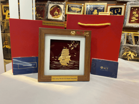 Tranh Thuyền Buồm Dát Vàng 24K – Quà Tết Bính Ngọ 2026 Mang Ý Nghĩa Thuận Buồm Xuôi Gió