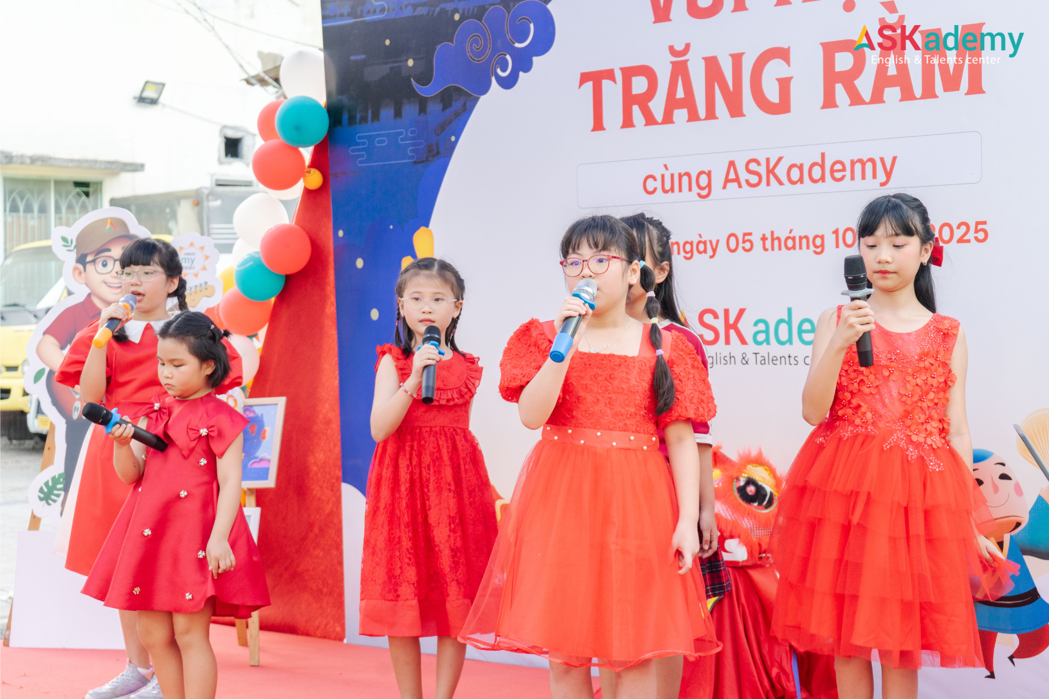 ASKADEMY-ERS RỘN RÀNG RƯỚC ĐÈN VÀ PHÁ CỖ TRONG SỰ KIỆN 