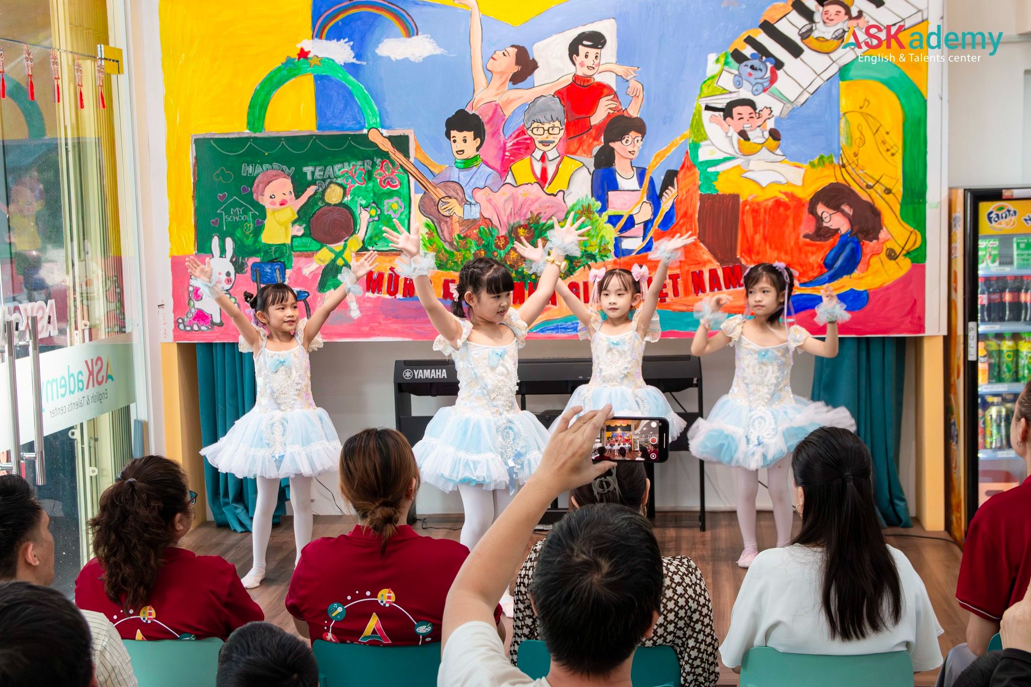 𝐀𝐒𝐊𝐀𝐃𝐄𝐌𝐘 𝐓𝐎̂̉ 𝐂𝐇𝐔̛́𝐂 𝐋𝐄̂̃ 𝐓𝐑𝐈 𝐀̂𝐍 𝐕𝐀̀ 𝐊𝐇𝐄𝐍 𝐓𝐇𝐔̛𝐎̛̉𝐍𝐆 𝐍𝐇𝐀̂𝐍 𝐃𝐈̣𝐏 𝟐𝟎/𝟏𝟏 Đ𝐀̂̀𝐘 𝐂𝐀̉𝐌 𝐗𝐔́𝐂