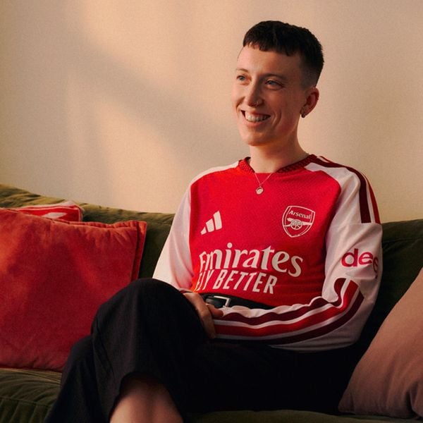 Hình ảnh mặc thực tế áo bóng đá Arsenal sân nhà 2026/27 bản fan tay dài chính hãng