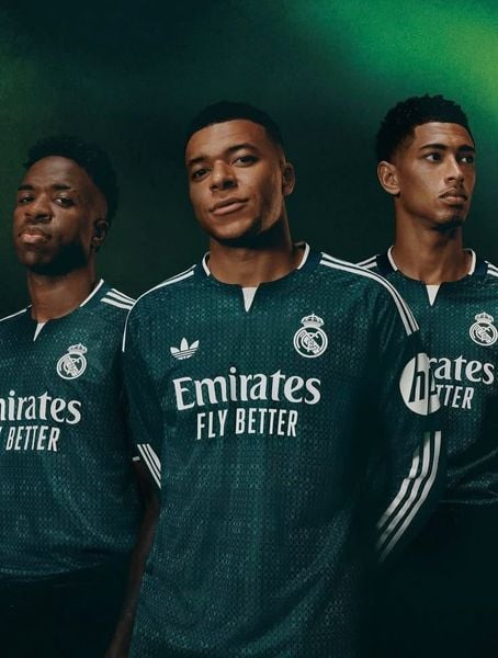 Kylian Mbappe, Jude Bellingham và Vinicius Jr trong mẫu áo đấu Real Madrid mẫu 3 Third Kit mùa giải 2024 2025 logo Adidas Originals Trefoil chính hãng tại Nhện