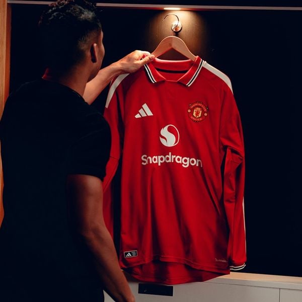 Hình ảnh cầu thủ mặc thực tế áo bóng đá Manchester United sân nhà 2026/27 tay dài chính hãng