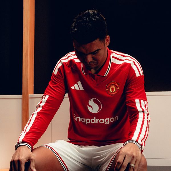 Hình ảnh cầu thủ mặc thực tế áo bóng đá Manchester United sân nhà 2026/27 tay dài chính hãng