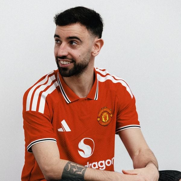 Đội trưởng Bruno Fernandes mặc mẫu áo bóng đá Manchester United Sân nhà 2026/27 Bản Player chính hãng.