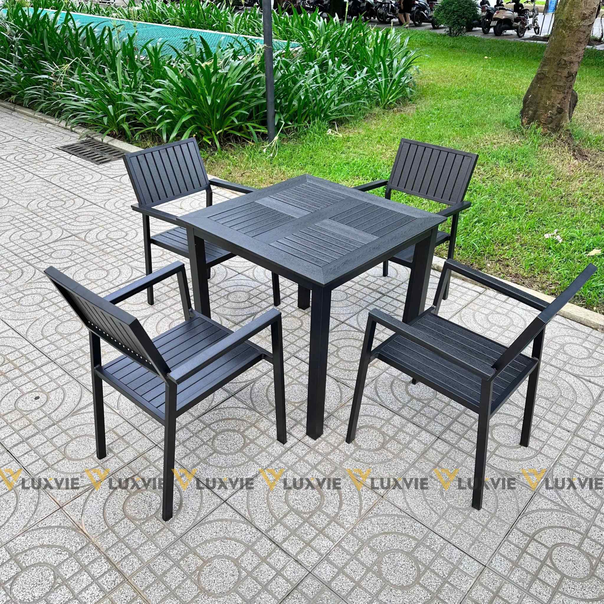 Bàn ghế Polywood ngoài trời có bị nứt nẻ, cong vênh sau mùa khô không?