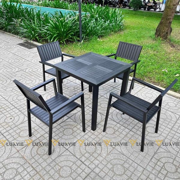 Bàn ghế Polywood ngoài trời có bị nứt nẻ, cong vênh sau mùa khô không?