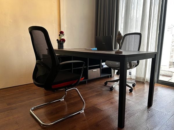 Ghế Nhân Viên Có Bánh Xe Hay Chân Quỳ Sẽ Phù Hợp Hơn? Phân Tích Công Thái Học Và Hiệu Suất Văn Phòng Hiện Đại