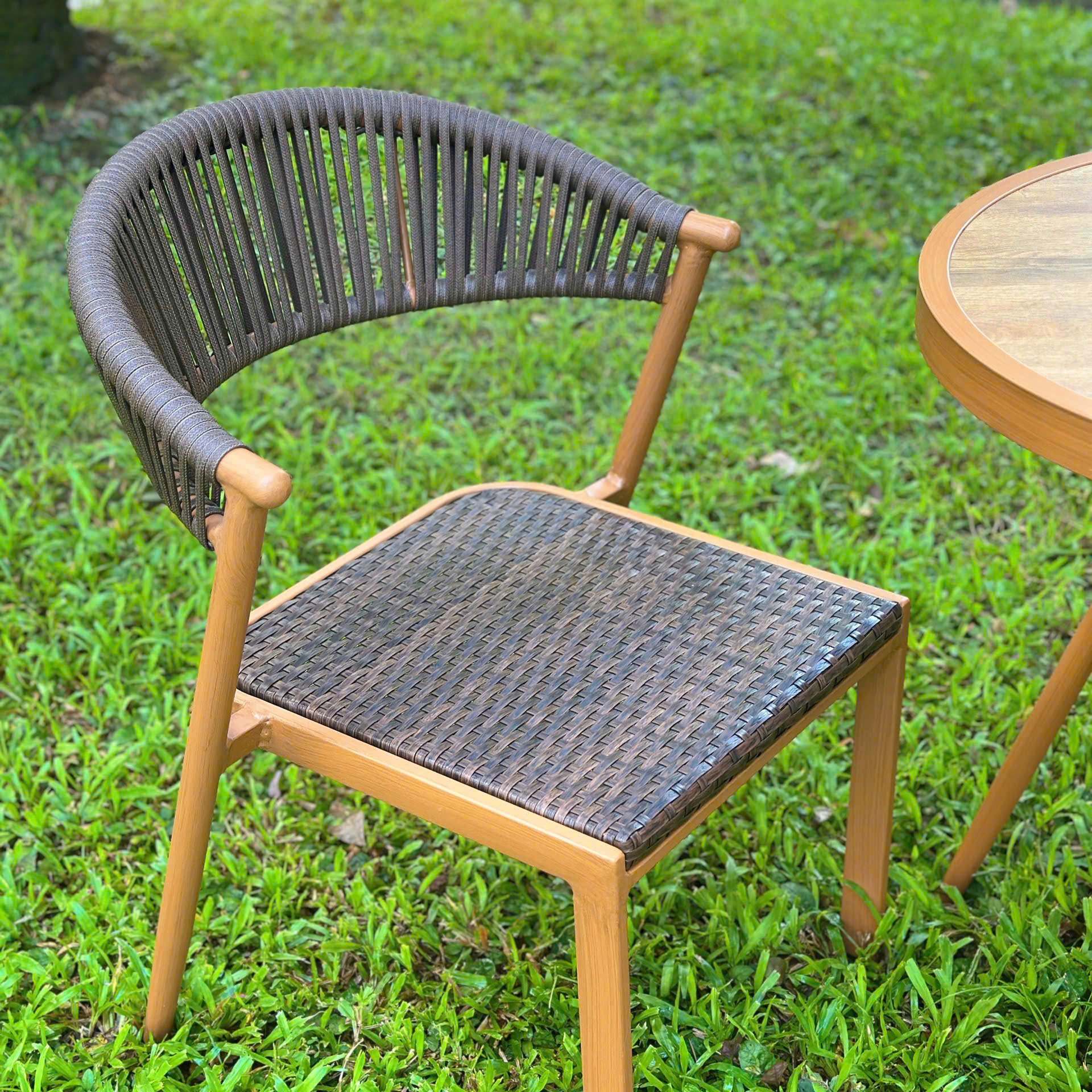 Ghế Ngoài Trời Có Nên Chọn Loại Có Tay Vịn Không?