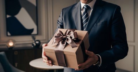 Vì sao quà tặng doanh nghiệp cao cấp dễ bị chuyển tiếp và bình tài lộc lại trở thành xu hướng mới?