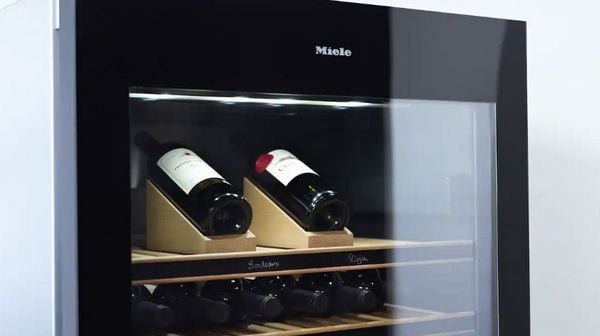 Cửa kính chống UV Miele KWTUS 7096 E bảo vệ chai rượu