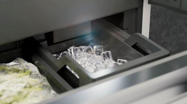 IceMaker kết nối nước cố định trên Liebherr ECBNe 8872