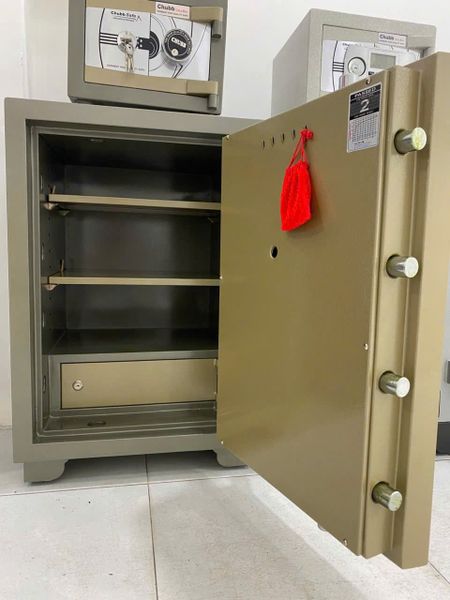 cửa két sắt Chubb giả thường nhẹ hơn nhiều chỉ tầm khoảng 30-50kg, phần cửa rỗng ở giữa không phải sắt đúc
