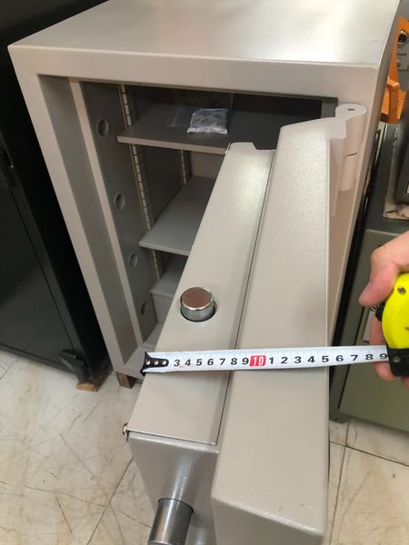 Két sắt Chubb thật có độ dày cửa rất lớn, cánh cửa có khối lượng tầm 100kg trở lên, rất nặng so với két Chubb giả