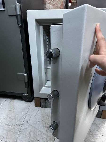 Két sắt Chubb thật có độ dày cửa rất lớn, cánh cửa có khối lượng tầm 100kg trở lên, rất nặng so với két Chubb giả