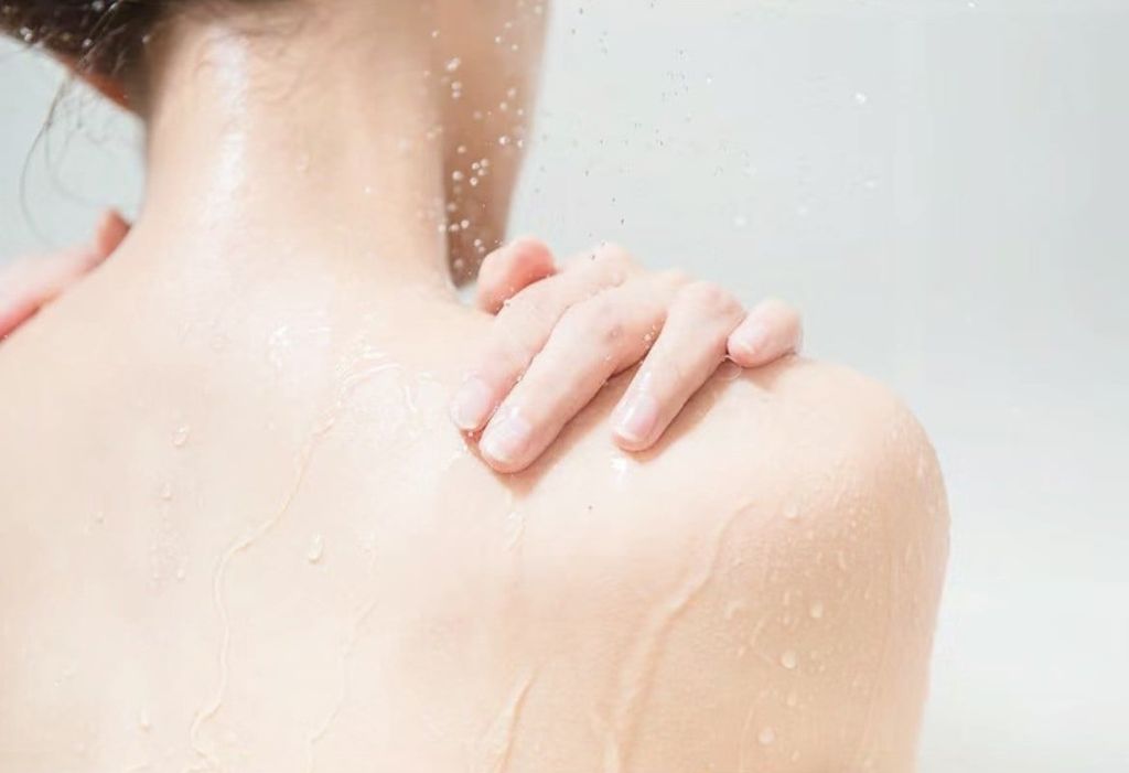 Tắm trắng bằng sữa tắm có an toàn không? Cách dưỡng trắng da đúng cách