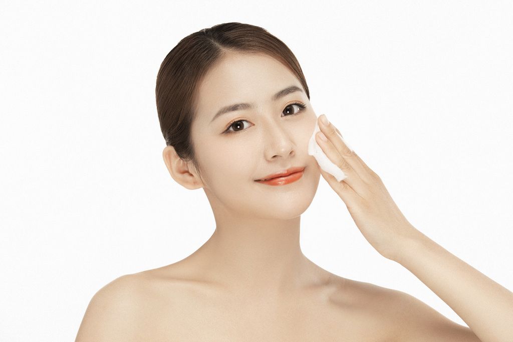 Bí quyết chọn nước tẩy trang cho da nhạy cảm: Êm dịu, an toàn