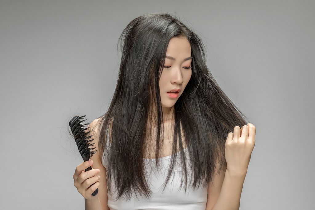 Cách phục hồi tóc yếu và chẻ ngọn