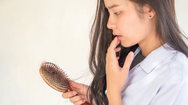 Điều trị rụng tóc ở nữ giới: Nguyên nhân và cách cải thiện hiệu quả