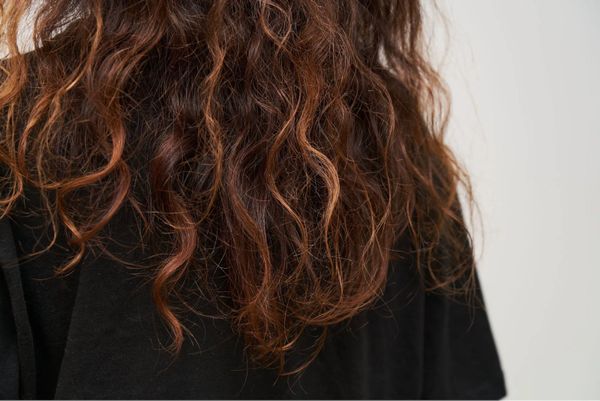 Dưỡng tóc hư tổn do uốn nhuộm đúng cách