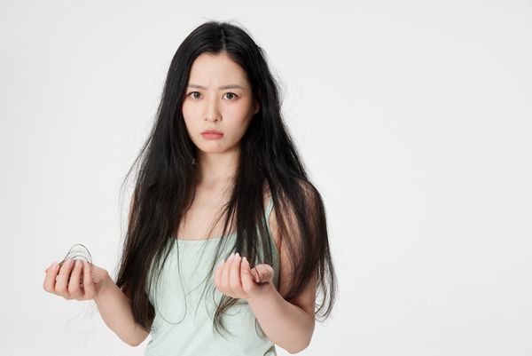 Rụng nhiều tóc là bệnh gì? Những nguyên nhân không nên bỏ qua