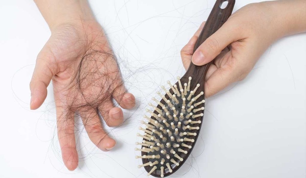 Tóc dễ bị đứt gãy trong khi chải