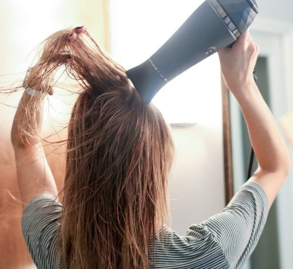 Nhiệt từ máy sấy tác động lên mái tóc