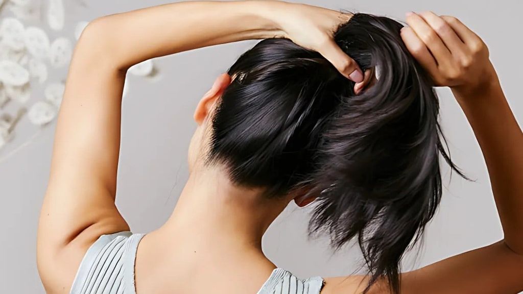 Khi buộc tóc không nên kéo quá chặt