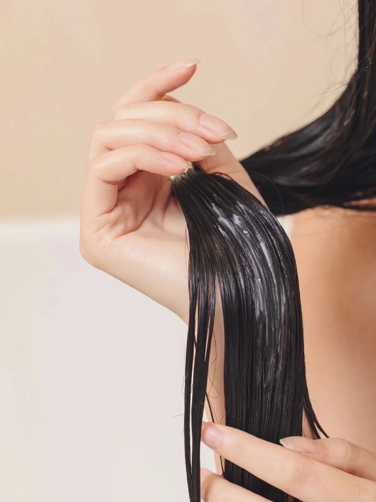 Nên dùng dầu xả sau mỗi lần gội, nhất là trong mùa khô hanh