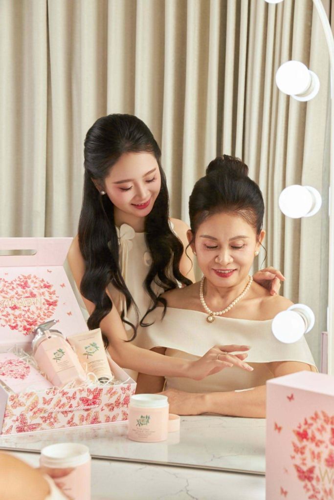 Chọn quà cho phụ nữ trung niên cần lưu ý điều gì?