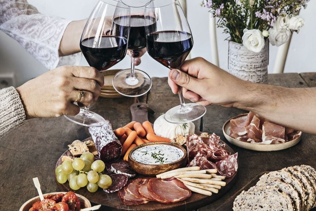 Cách sắp xếp charcuterie board đẹp và cân đối