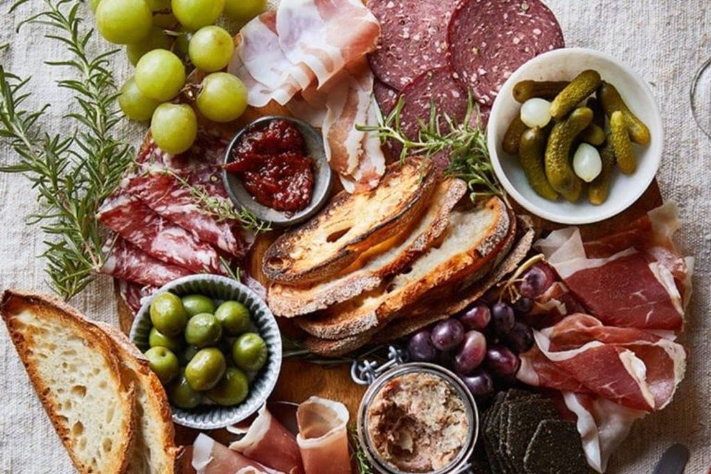 Cách xếp thịt nguội thành hoa trên charcuterie board đẹp mắt