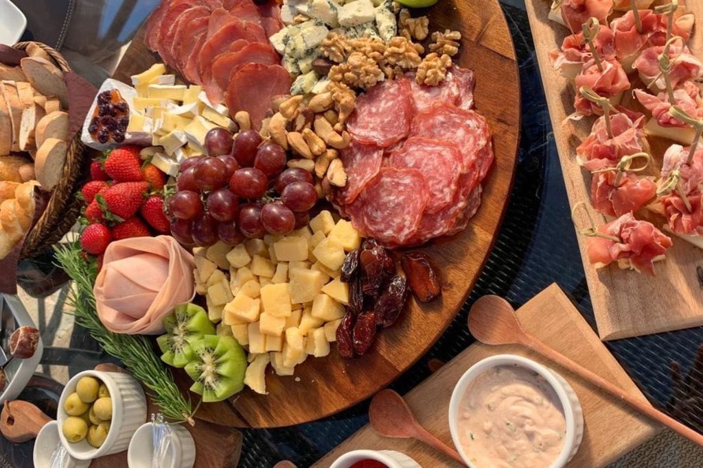 Cách ăn charcuterie đúng chuẩn châu Âu