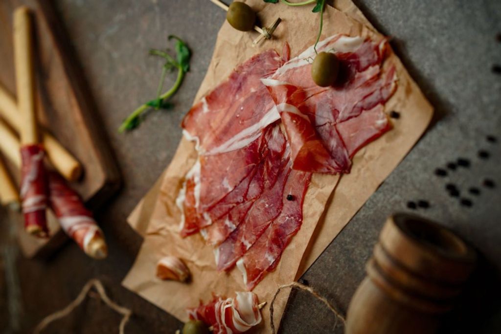 Ibérico Cebo là gì? Khác gì Jamón Bellota?